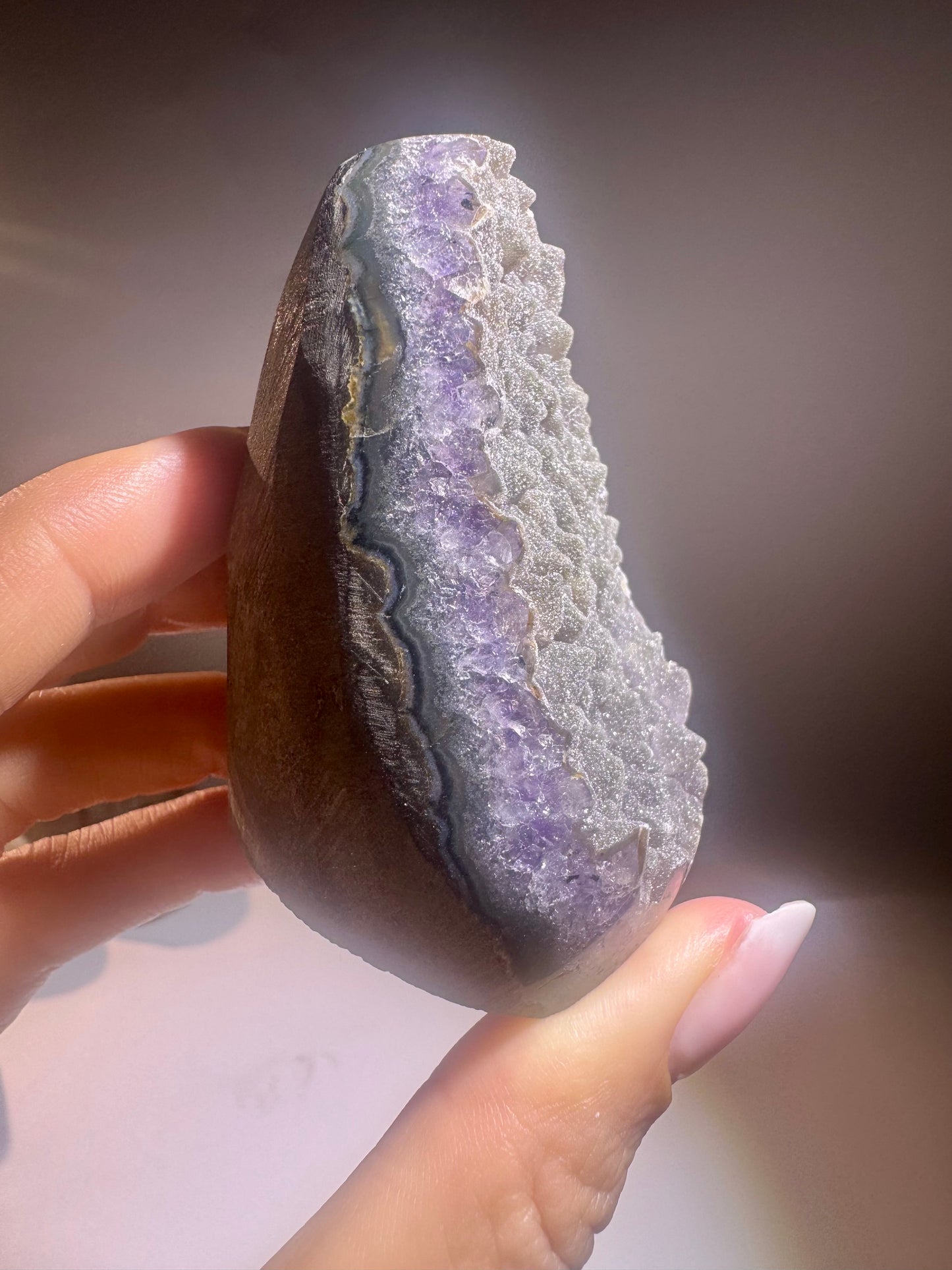 Seltene grün-schwarze Rainbow Amethyst Cutbase Uruguay – 6,5 cm, 150 g 🌌💎