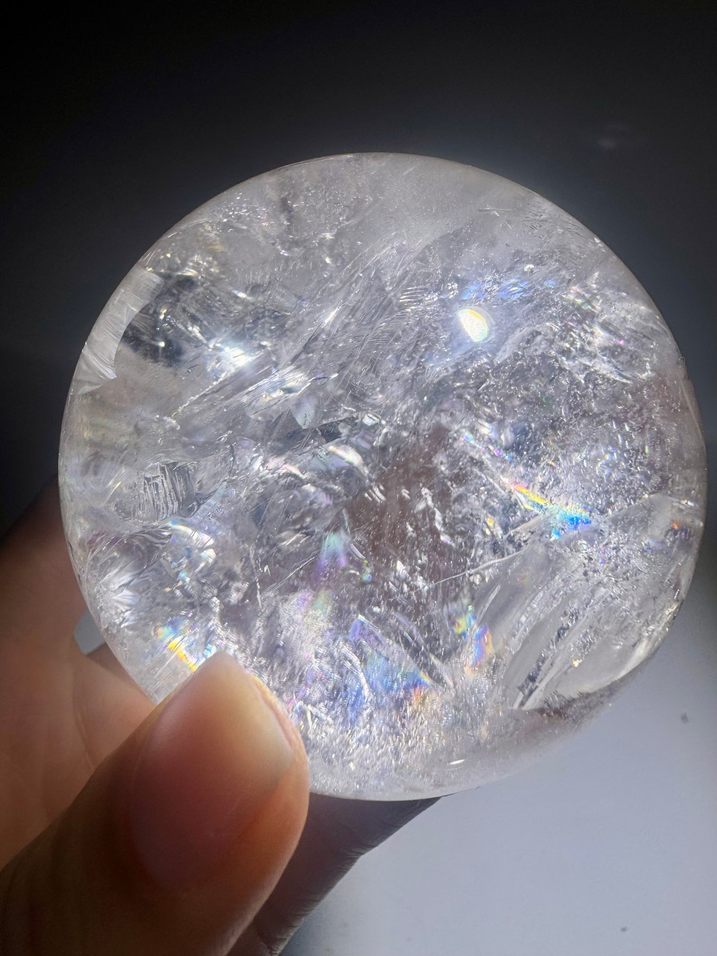 Boule de cristal de roche lémurien 7,4 cm – Qualité extra avec arc-en-ciel ✨
