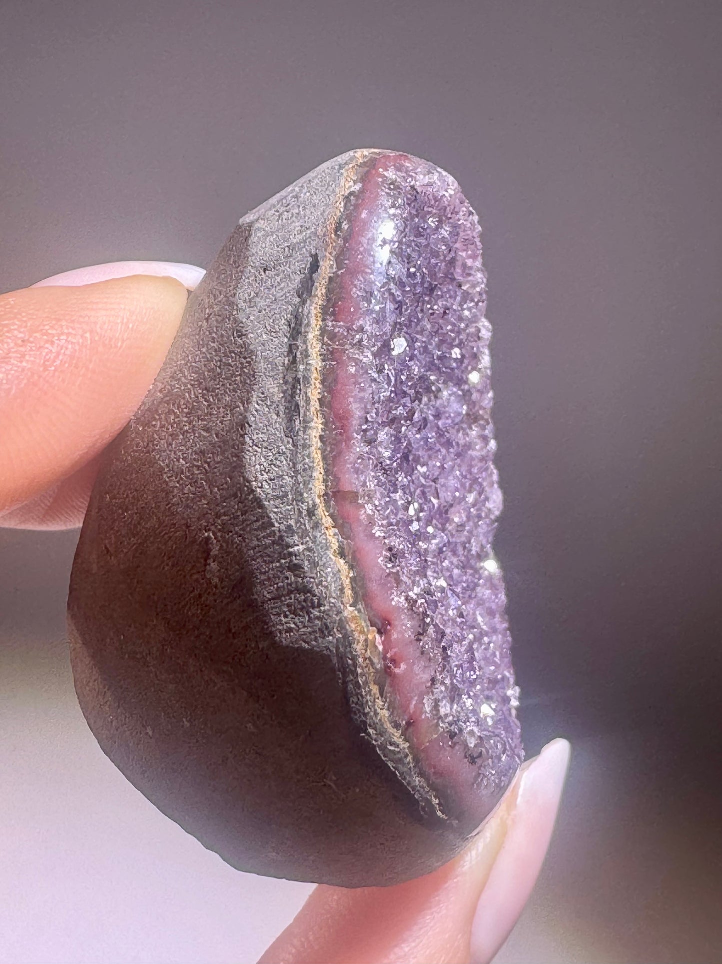 Seltene rote Rainbow Amethyst Cutbase Uruguay – 4,5 cm, 63 g 🌹✨