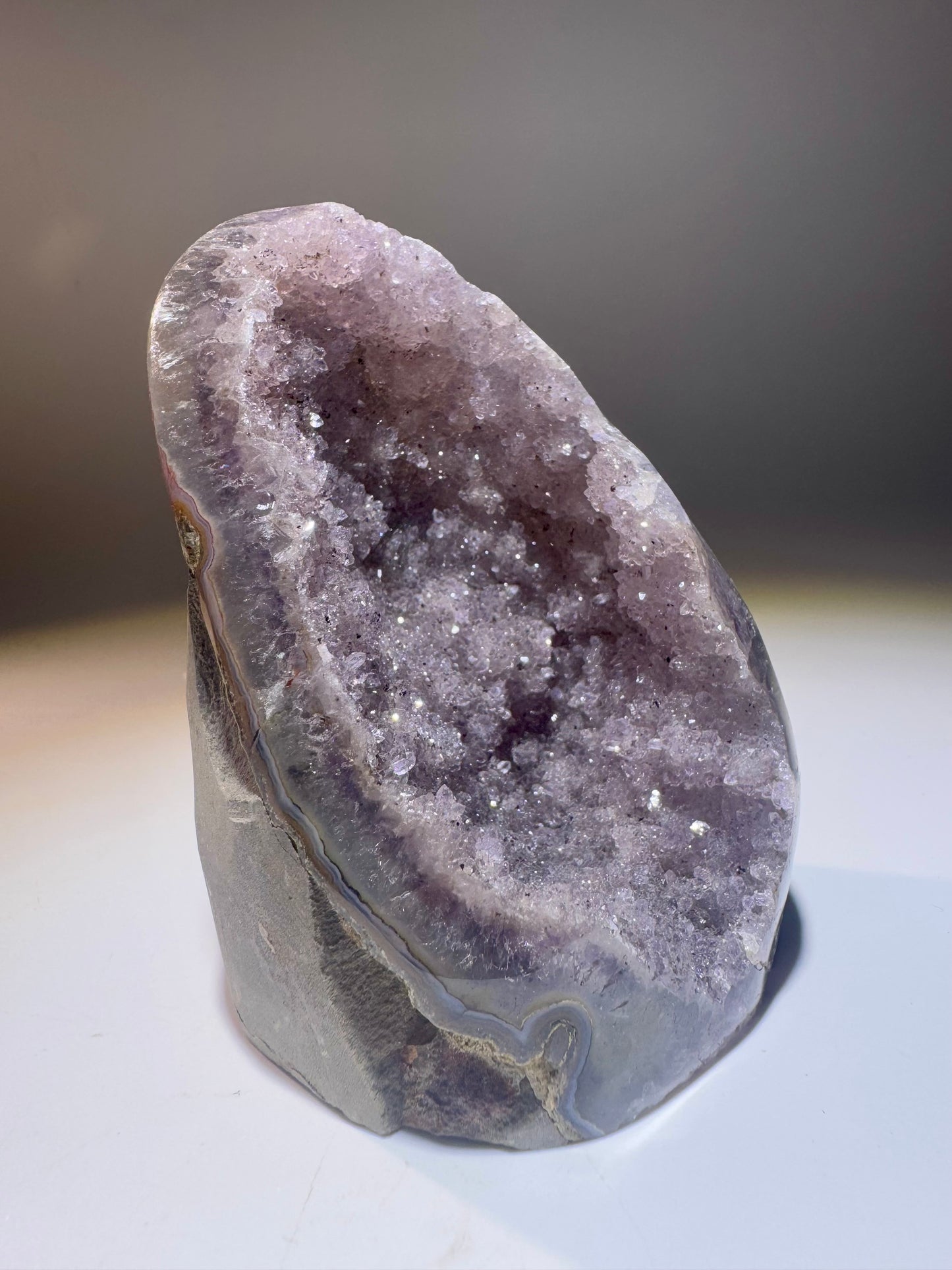 Rainbow Amethyst Cutbase 9 cm 403 g | Uruguay Amethyst mit funkelnder Doppelkristallisation