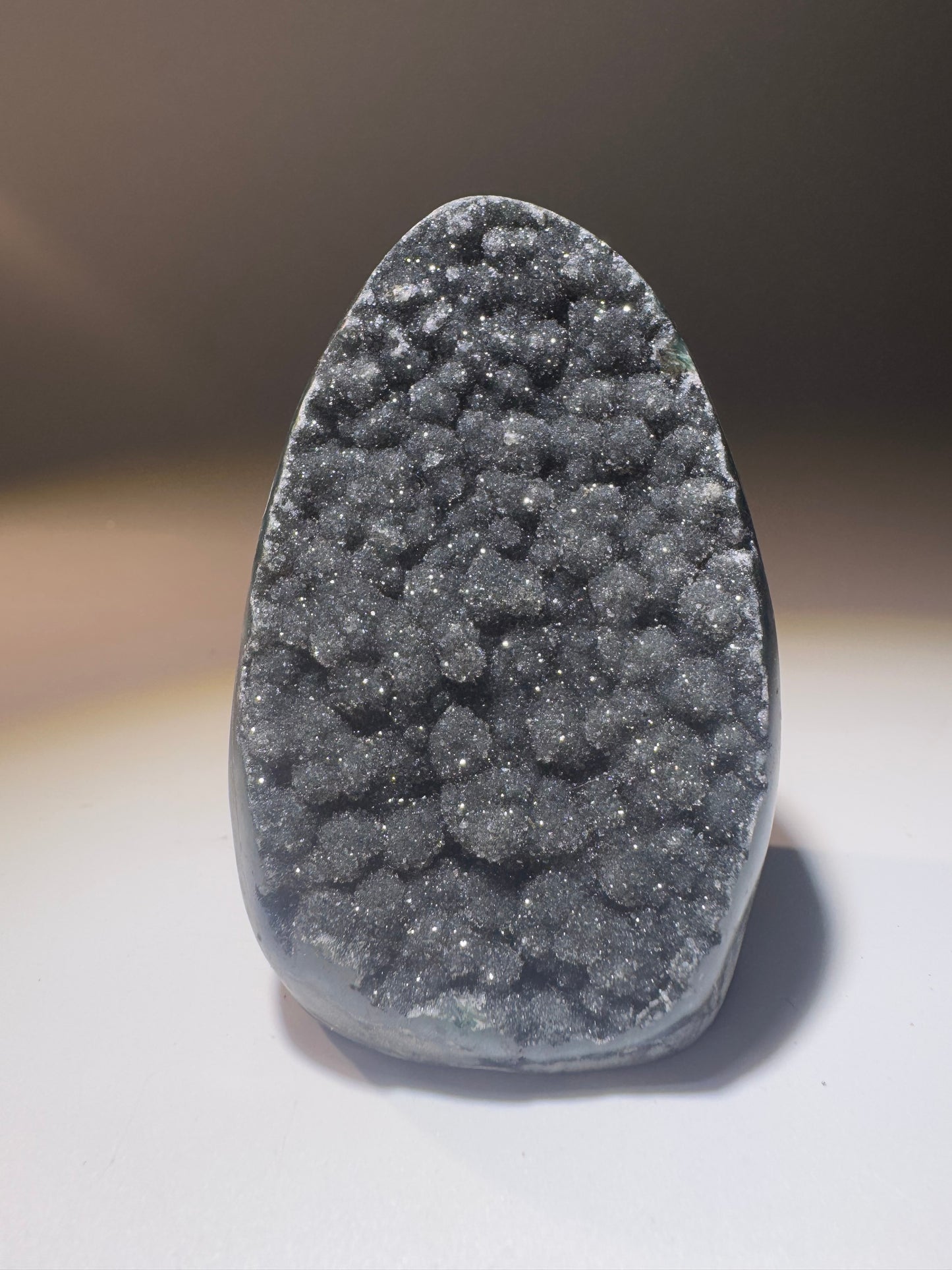 Rainbow Amethyst Cutbase 6.5 cm 150 g | Uruguay Amethyst schwarz-grün mit sugary Kristallisation