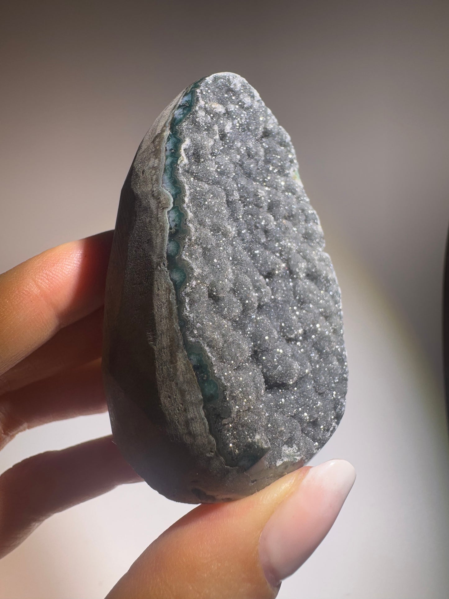 Rainbow Amethyst Cutbase 6.5 cm 150 g | Uruguay Amethyst schwarz-grün mit sugary Kristallisation