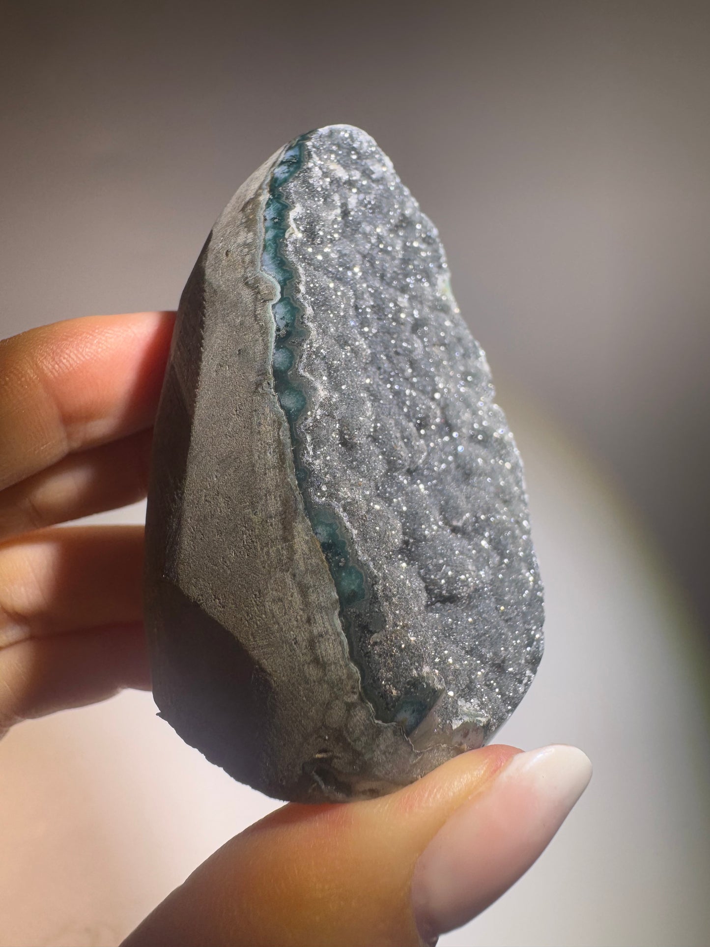 Rainbow Amethyst Cutbase 6.5 cm 150 g | Uruguay Amethyst schwarz-grün mit sugary Kristallisation