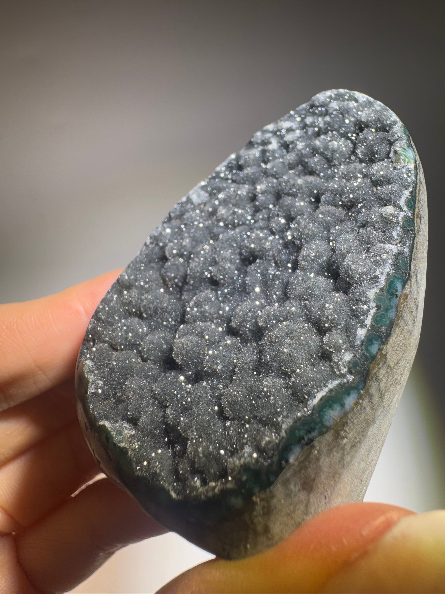 Rainbow Amethyst Cutbase 6.5 cm 150 g | Uruguay Amethyst schwarz-grün mit sugary Kristallisation