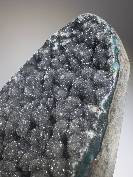 Améthyste arc-en-ciel taillée 6,5 cm 150 g | Améthyste d'Uruguay noir-vert à cristallisation sucrée