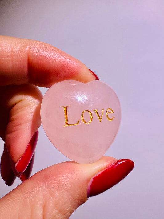 Rosenquarz Herz LOVE - 3cm 💖 (kann individuell graviert werden)