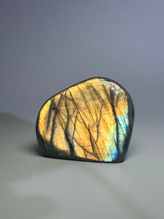 Goldener Labradorit 5.5cm 🌟 Edelstein aus Madagaskar | Strahlende 1A-Qualität