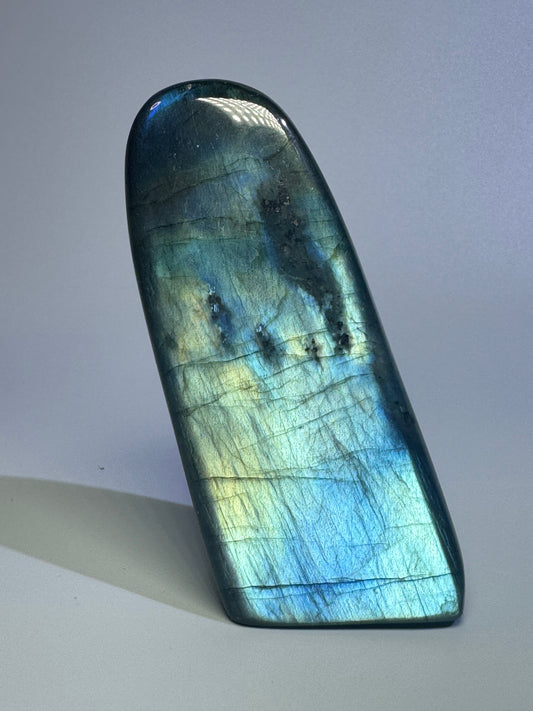 Labradorit aus Madagaskar – 10 cm · Schillernder Edelstein mit magischem Farbspiel