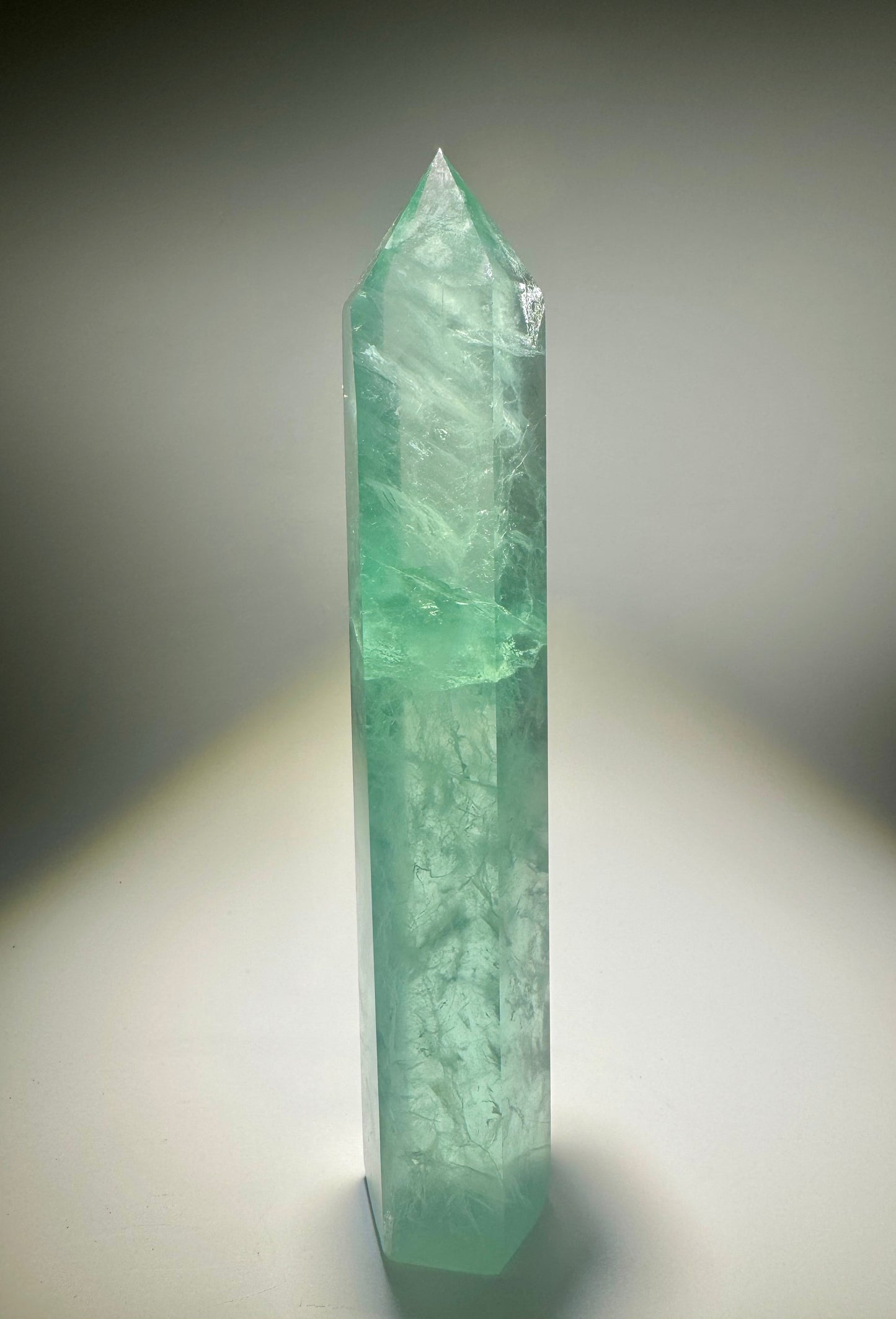 Mintgrüne Fluorit-Spitze – 20 cm hoch, 3,5 cm breit – seltenes Unikat aus Brasilien in Extraqualität 💎