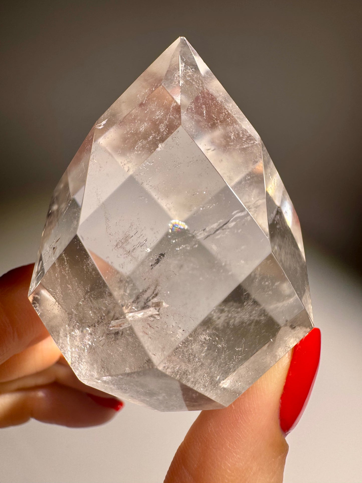 Facettiertes Bergkristall-Ornament 🤍 – klar, handgeschliffen & einzigartig – 5,2 cm, 104 g Unikat