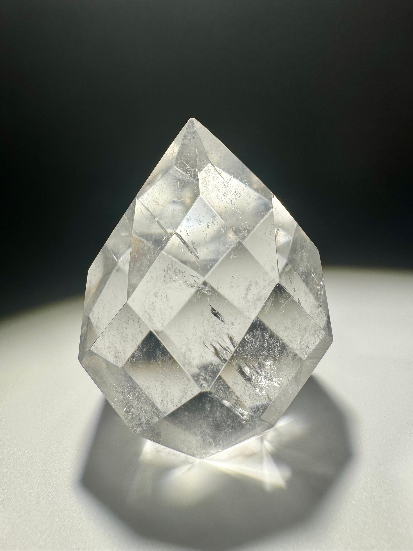 Facettiertes Bergkristall-Ornament 🤍 – klar, handgeschliffen & einzigartig – 5,2 cm, 104 g Unikat