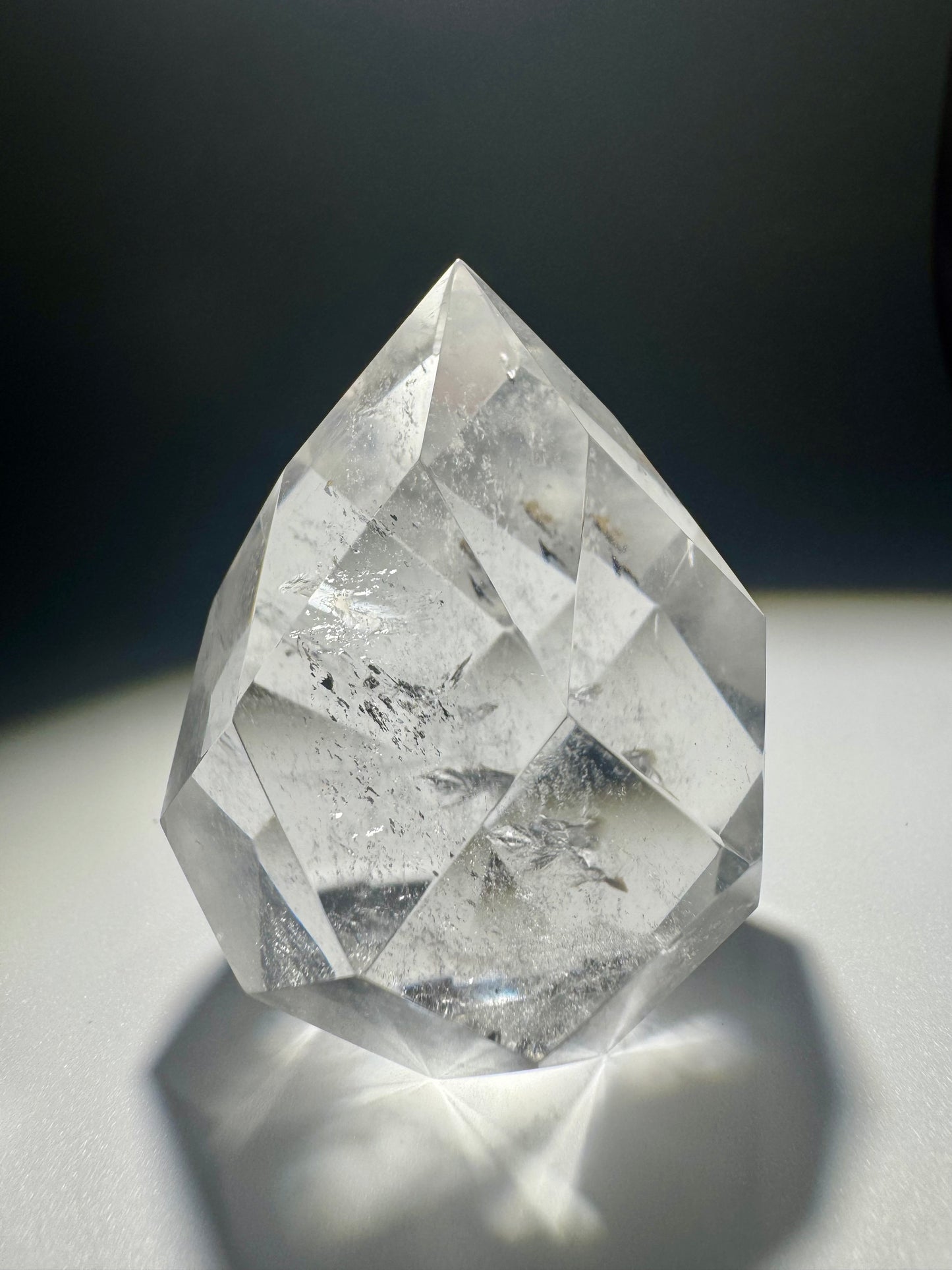 Facettiertes Bergkristall-Ornament 🤍 – klar, handgeschliffen & einzigartig – 5,2 cm, 104 g Unikat