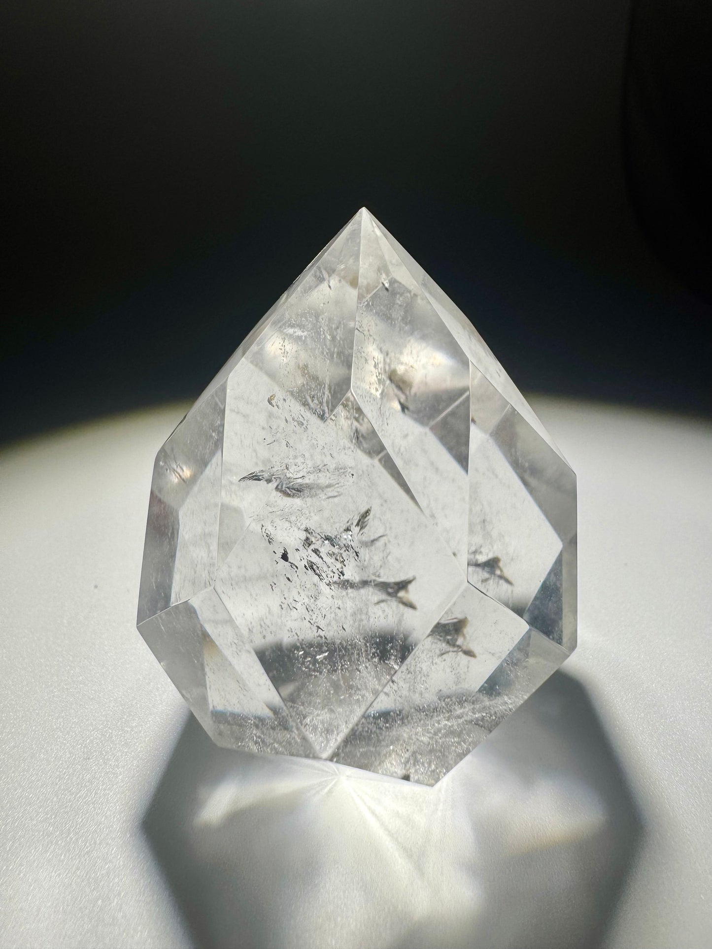 Facettiertes Bergkristall-Ornament 🤍 – klar, handgeschliffen & einzigartig – 5,2 cm, 104 g Unikat