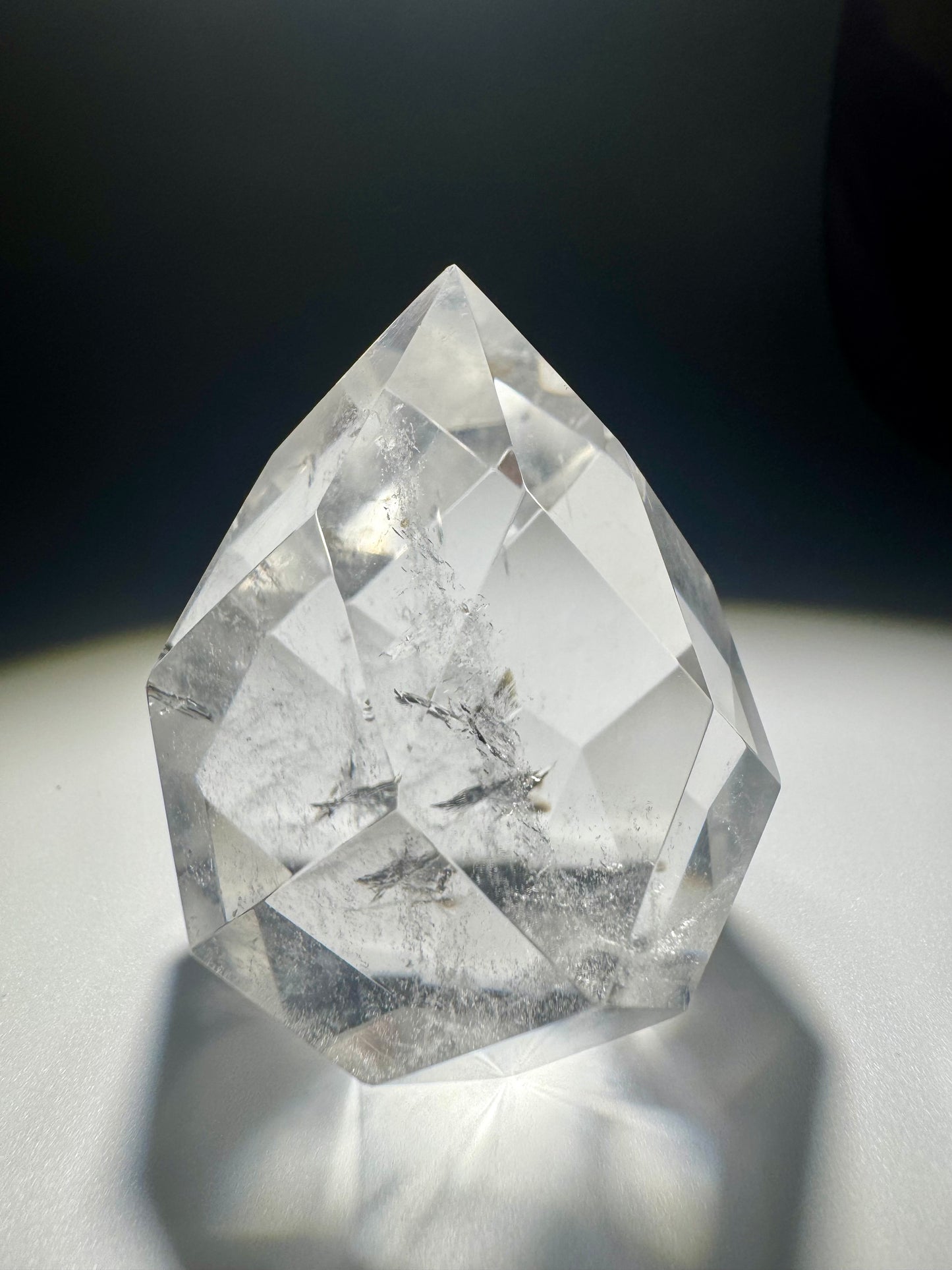Facettiertes Bergkristall-Ornament 🤍 – klar, handgeschliffen & einzigartig – 5,2 cm, 104 g Unikat