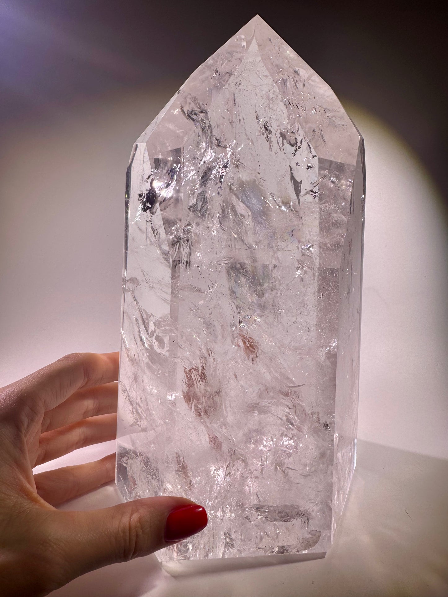 Cristal de roche géant extra-clair / Lémurien de qualité musée – pointe de 23,5 cm, 3,8 kg – 1A spécimen unique du Brésil (défaut mineur)