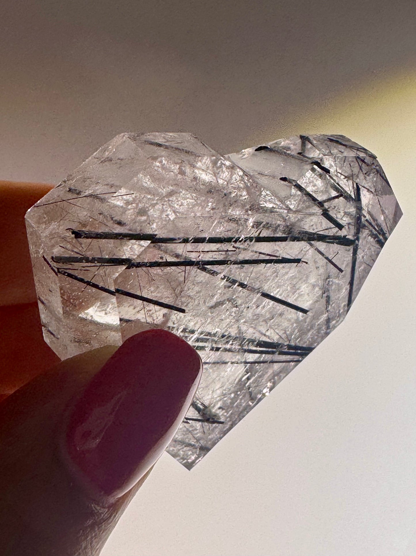 Bergkristallherz mit schwarzen Rutilennadeln – 4,7 × 4,5 cm | Facettiert & Klar aus Brasilien in Museumsqualität