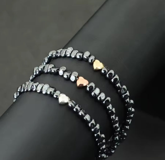 Hämatit-Armband mit facettiertem Herz – Gold oder Silber ✨