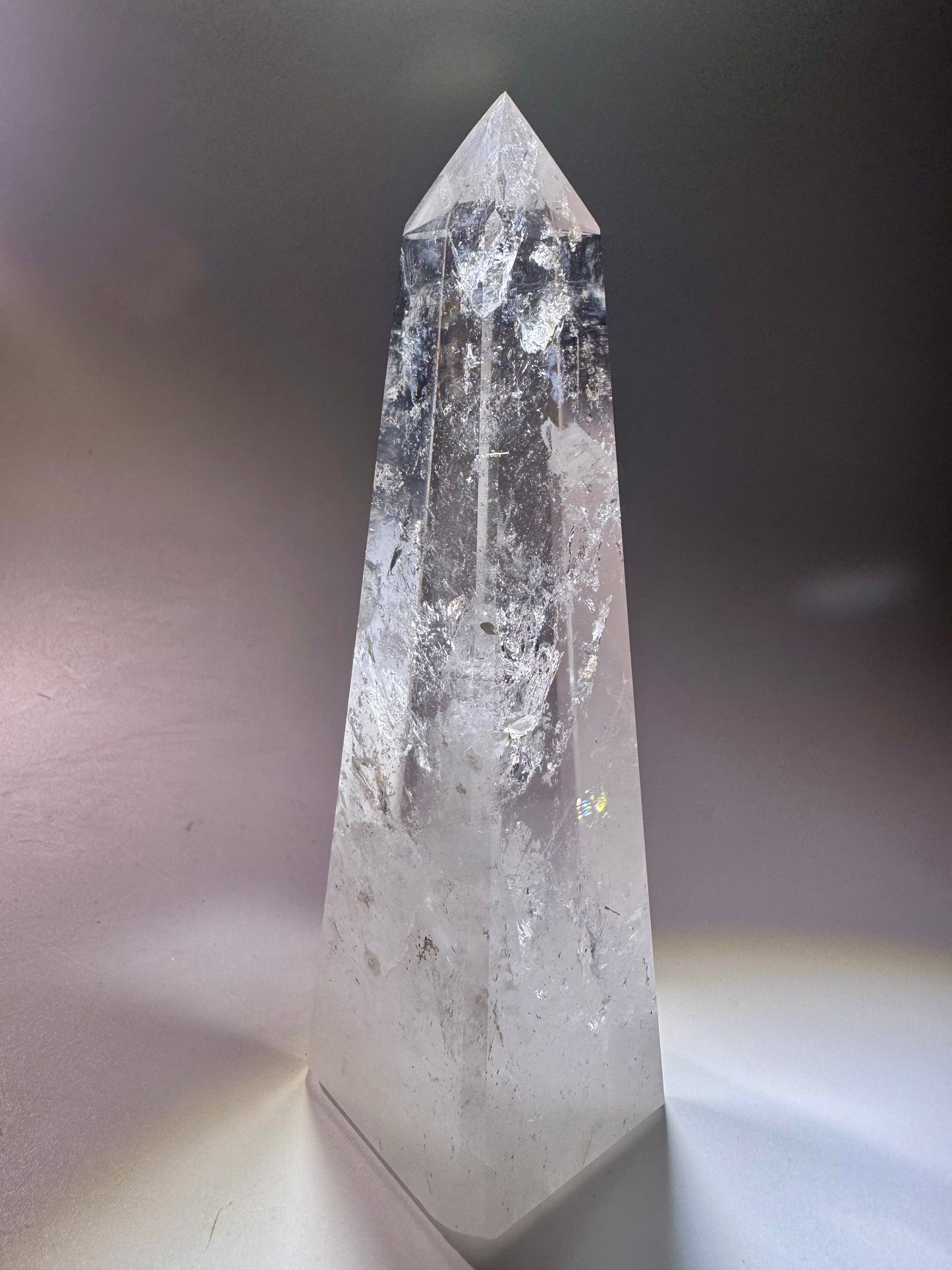 Bergkristall-Obelisk mit Regenbogen – 14,5 cm | Extra klar & hochwertig geschliffen Naturkraft aus Brasilien