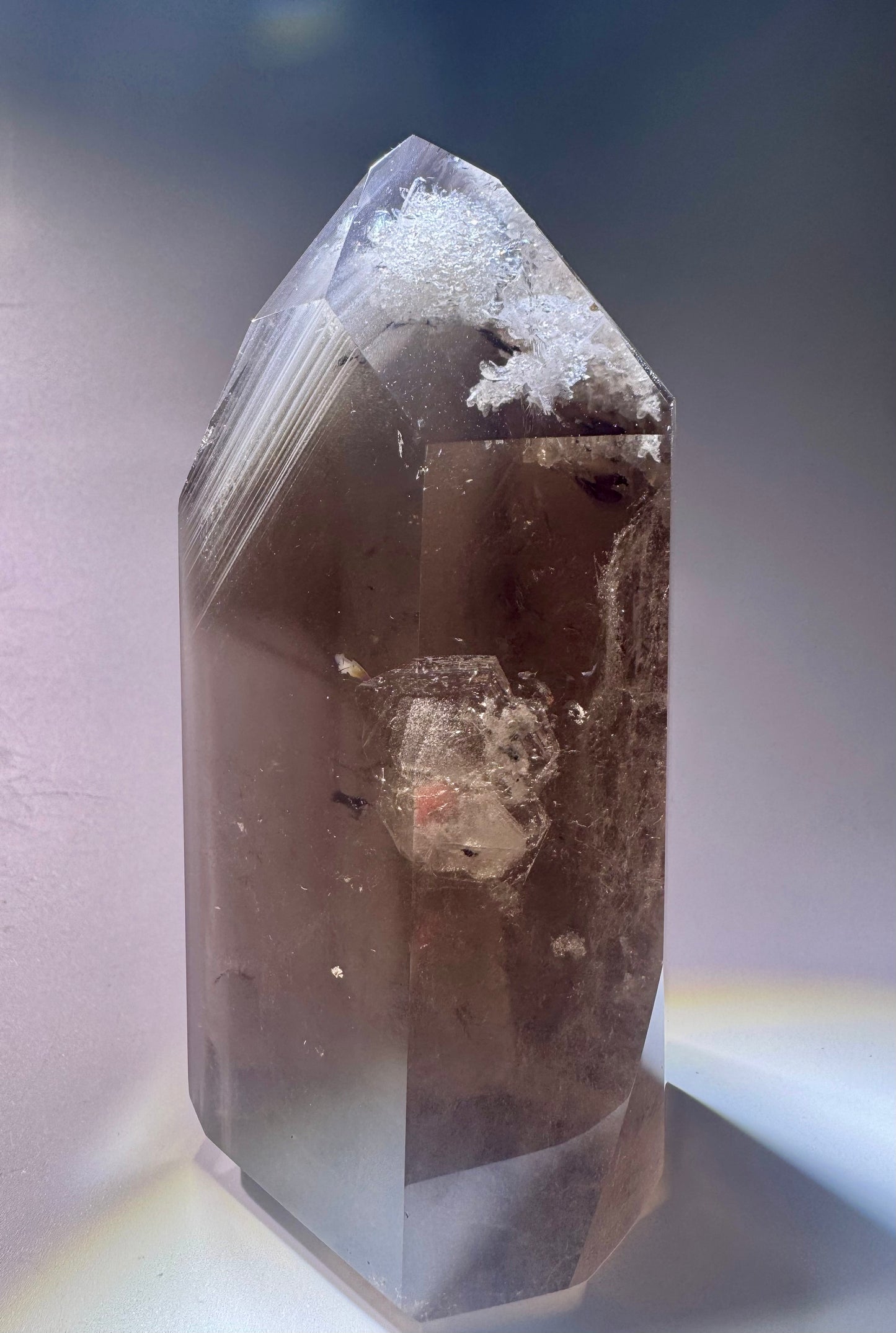 Rauchquarzspitze mit Phantomen & Chlorit – 11,5 cm | Mikroquarze & kleine Kristalle aus Brasilien in Museumsqualität