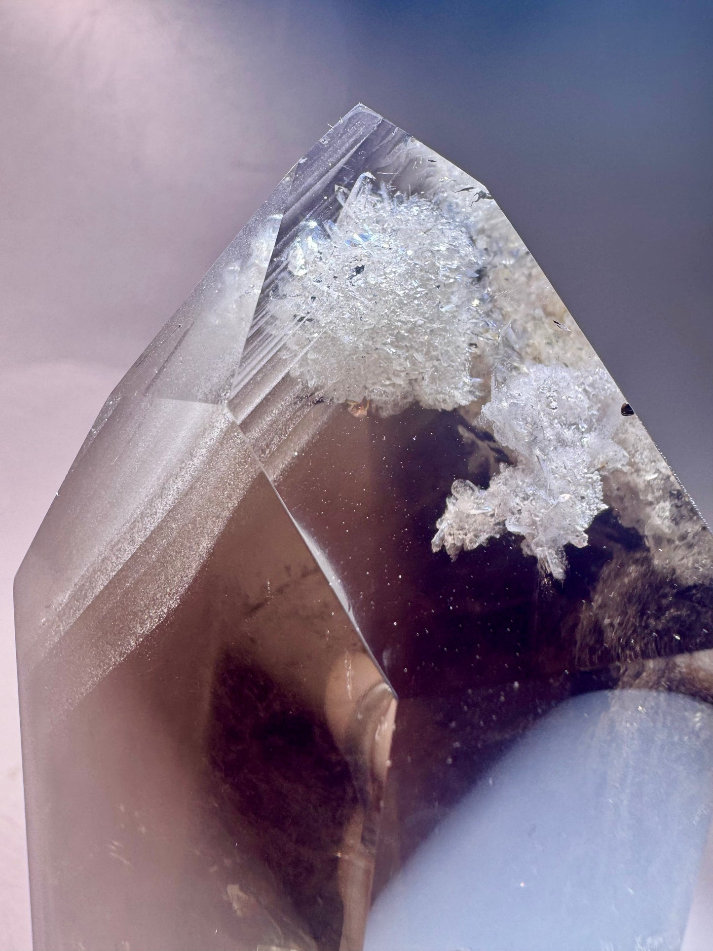Rauchquarzspitze mit Phantomen & Chlorit – 11,5 cm | Mikroquarze & kleine Kristalle aus Brasilien in Museumsqualität