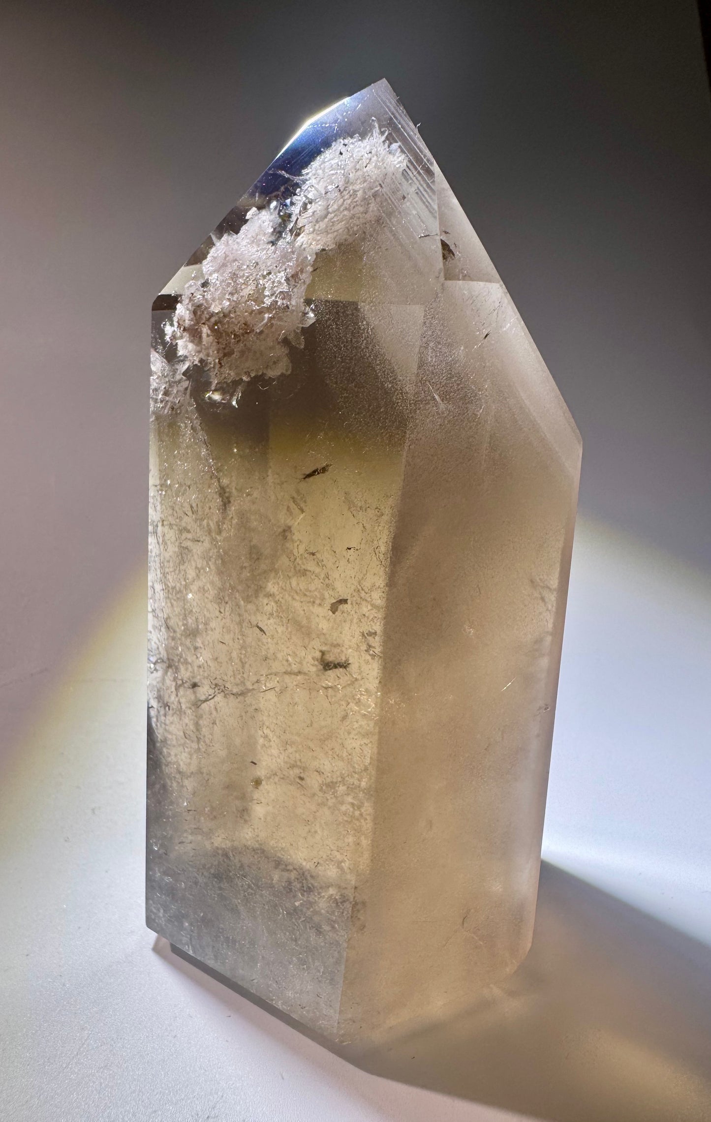 Rauchquarzspitze mit Phantomen & Chlorit – 11,5 cm | Mikroquarze & kleine Kristalle aus Brasilien in Museumsqualität