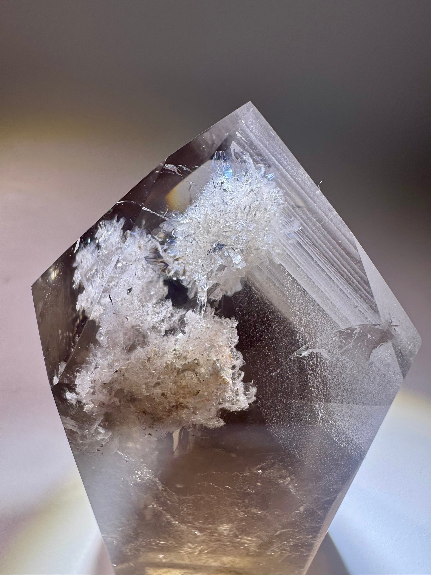 Rauchquarzspitze mit Phantomen & Chlorit – 11,5 cm | Mikroquarze & kleine Kristalle aus Brasilien in Museumsqualität