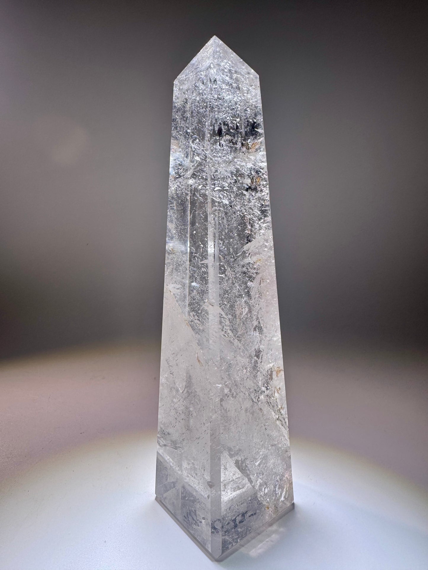 Bergkristall-Obelisk – 17 cm | Extra klar & vierkantig geschliffen – Naturkraft aus Brasilien für Energie & Klarheit