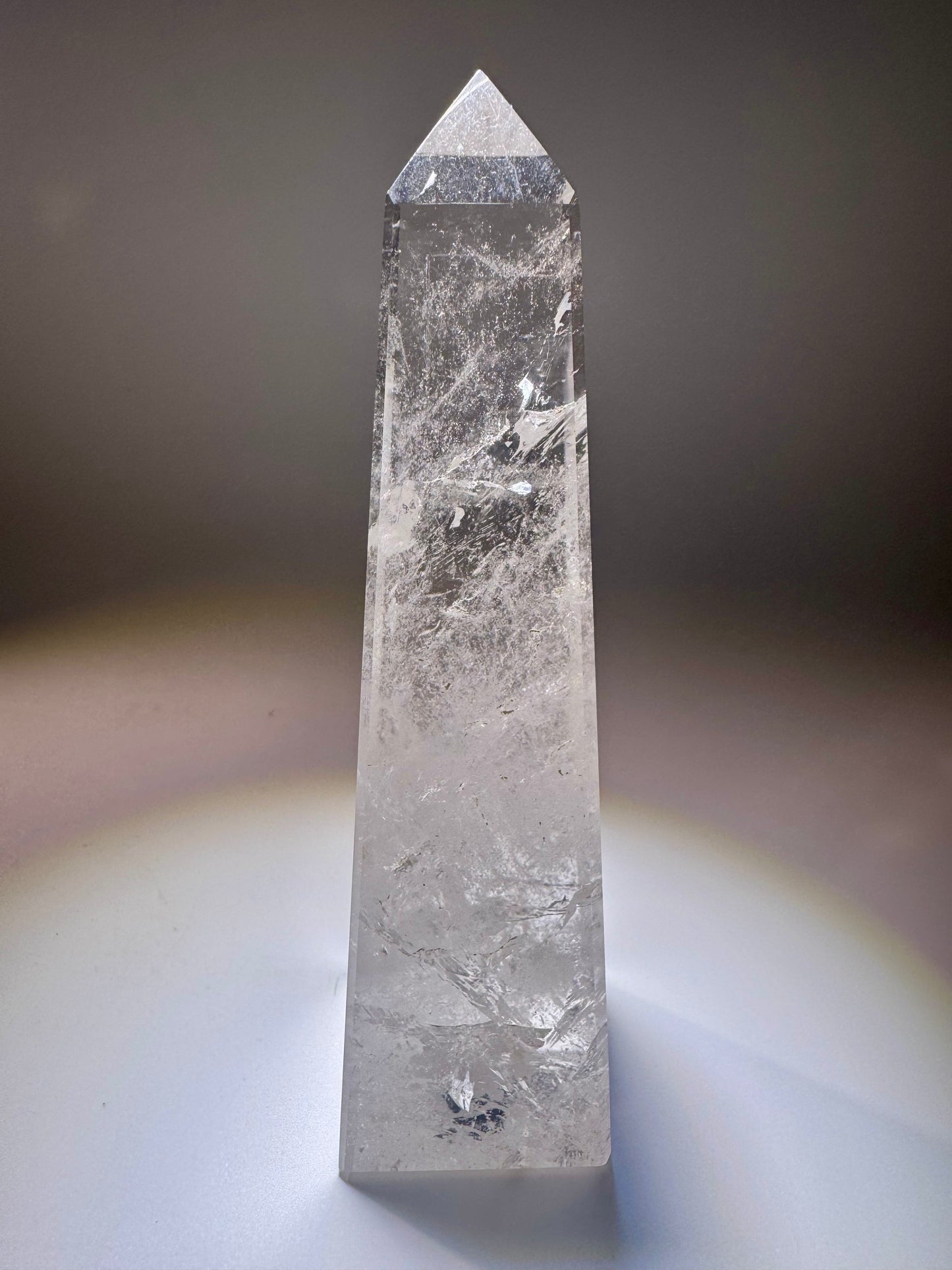 Bergkristall-Obelisk – 15 cm | Extra klare Premiumqualität – Vierkantiger Quarz aus Brasilien für Fokus & Energie