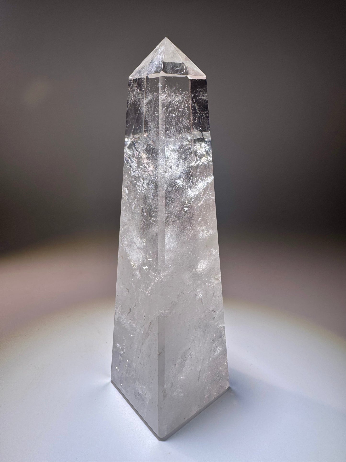 Bergkristall-Obelisk – 15 cm | Extra klare Premiumqualität – Vierkantiger Quarz aus Brasilien für Fokus & Energie