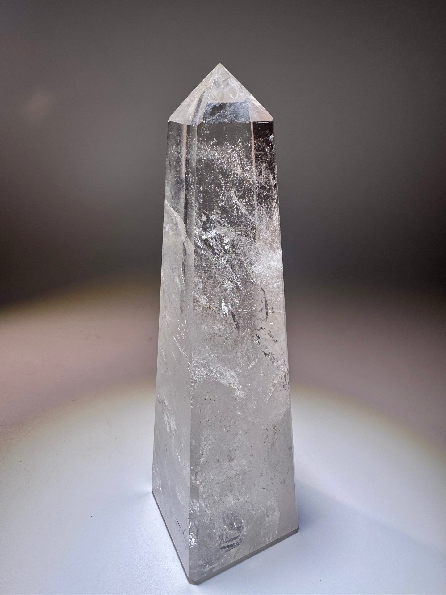 Bergkristall-Obelisk – 15 cm | Extra klare Premiumqualität – Vierkantiger Quarz aus Brasilien für Fokus & Energie