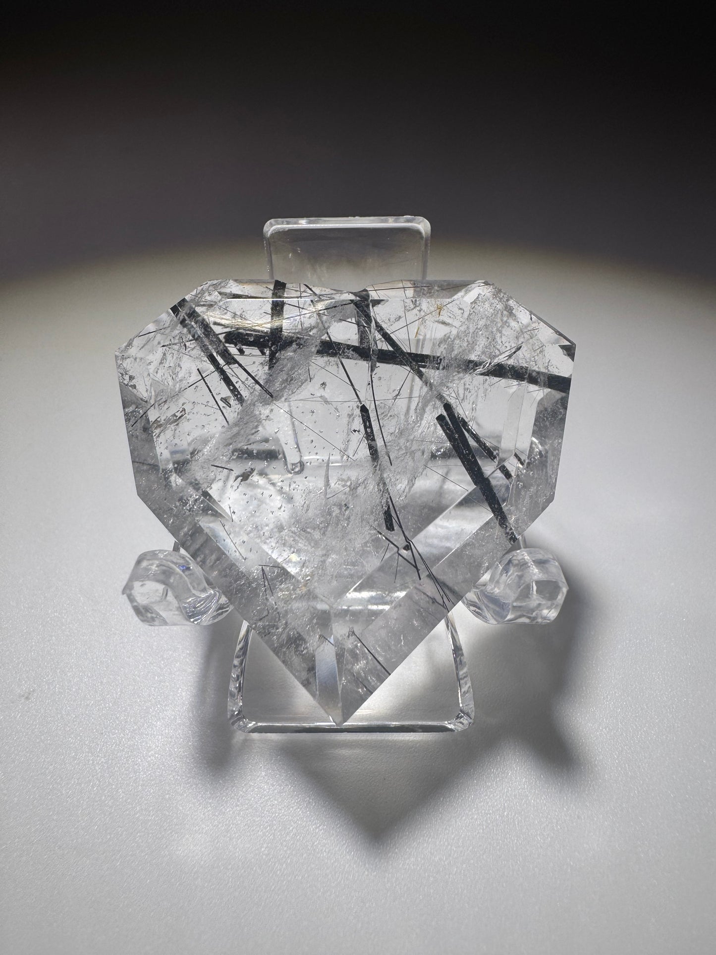 Bergkristallherz mit schwarzen Rutilennadeln – 3.5 cm | Facettiert & Klar aus Brasilien in Museumsqualität