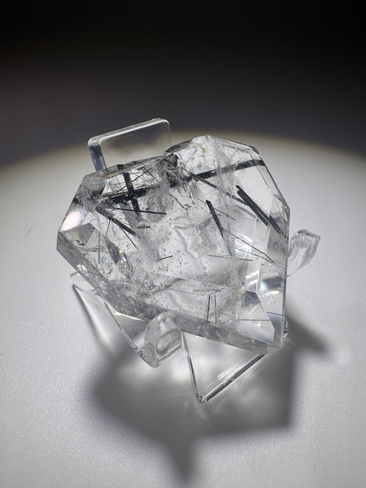 Bergkristallherz mit schwarzen Rutilennadeln – 3.5 cm | Facettiert & Klar aus Brasilien in Museumsqualität