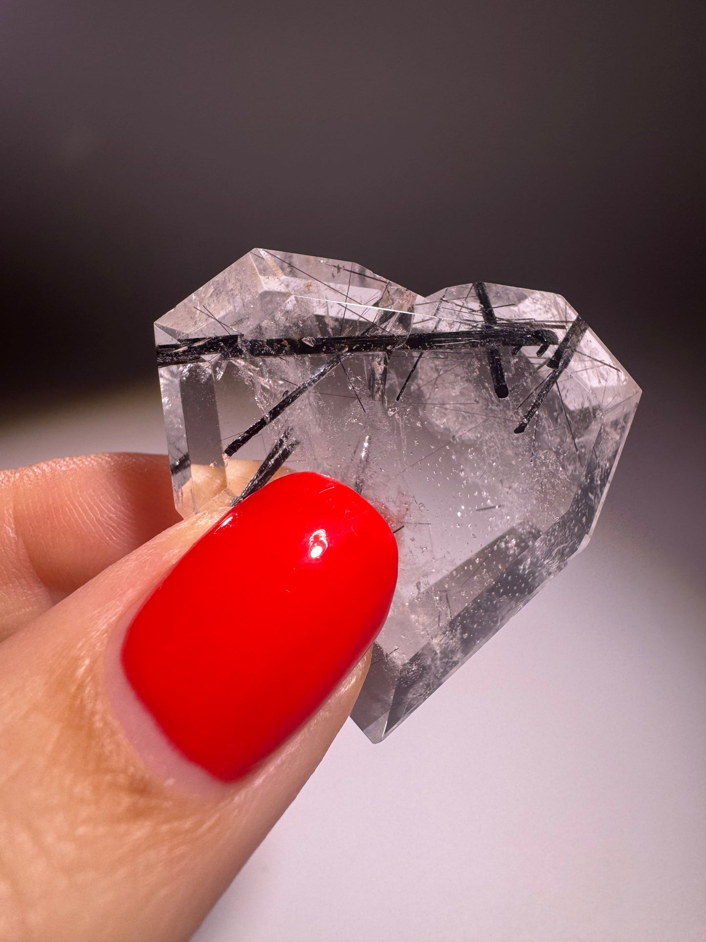 Bergkristallherz mit schwarzen Rutilennadeln – 3.5 cm | Facettiert & Klar aus Brasilien in Museumsqualität