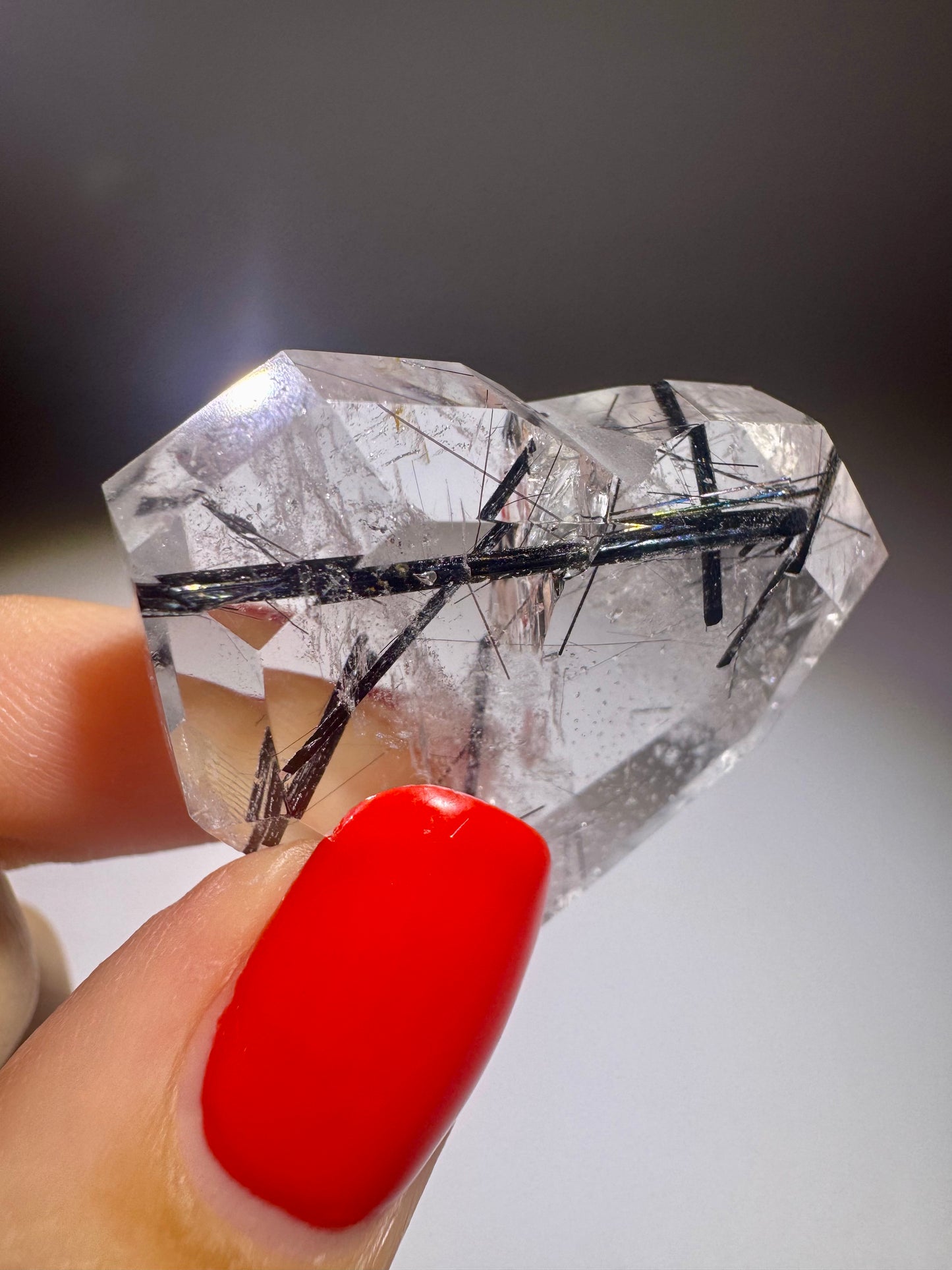 Bergkristallherz mit schwarzen Rutilennadeln – 3.5 cm | Facettiert & Klar aus Brasilien in Museumsqualität