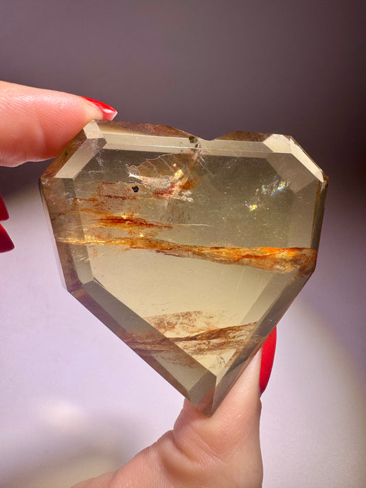 Facettiertes Citrinherz aus Brasilien – honigfarbenes Edelsteinherz mit Regenbögen & Bedeutung