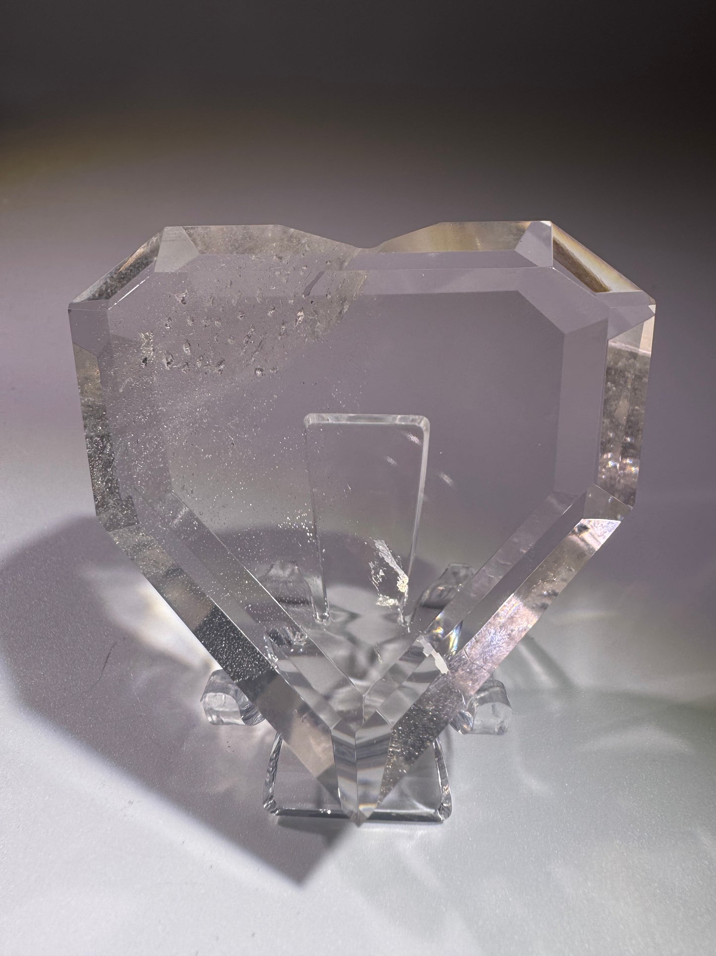 Facettiertes Bergkristallherz aus Brasilien – kristallklar, 5,6 cm, Museumqualität