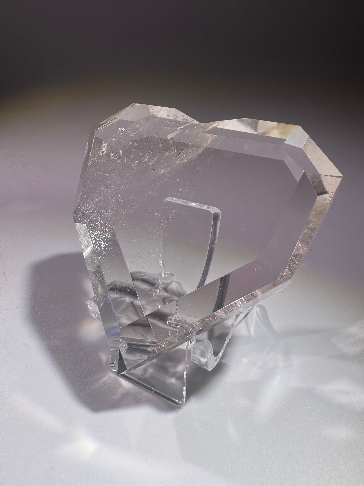 Facettiertes Bergkristallherz aus Brasilien – kristallklar, 5,6 cm, Museumqualität