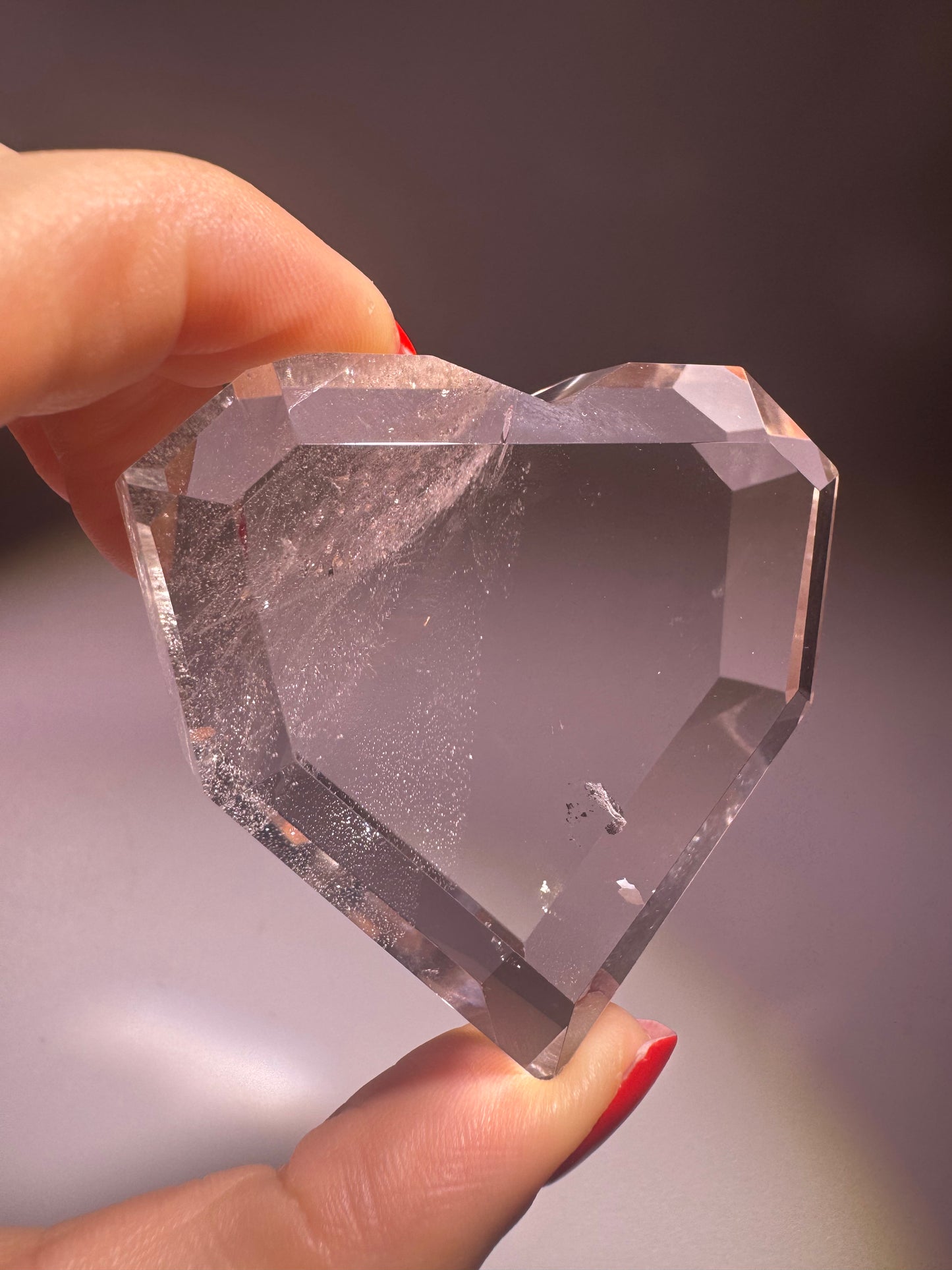 Facettiertes Bergkristallherz aus Brasilien – kristallklar, 5,6 cm, Museumqualität