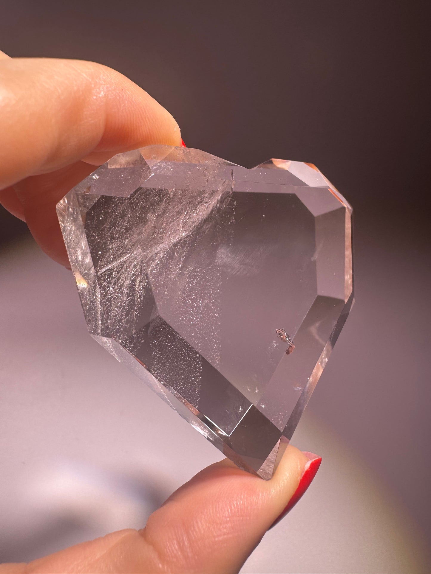 Facettiertes Bergkristallherz aus Brasilien – kristallklar, 5,6 cm, Museumqualität