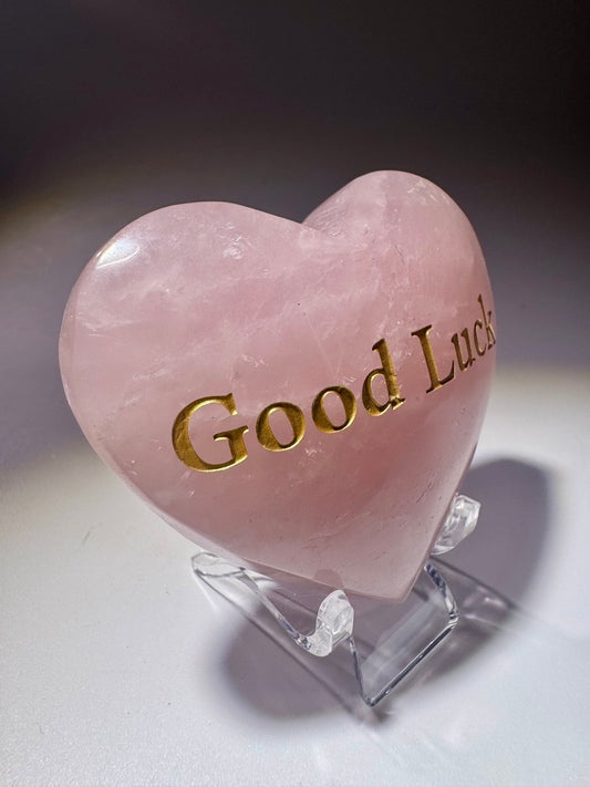 Graviertes Rosenquarz-Herz 6,3 cm mit Goldschrift „good luck“ – personalisierbar ab 30 Stück
