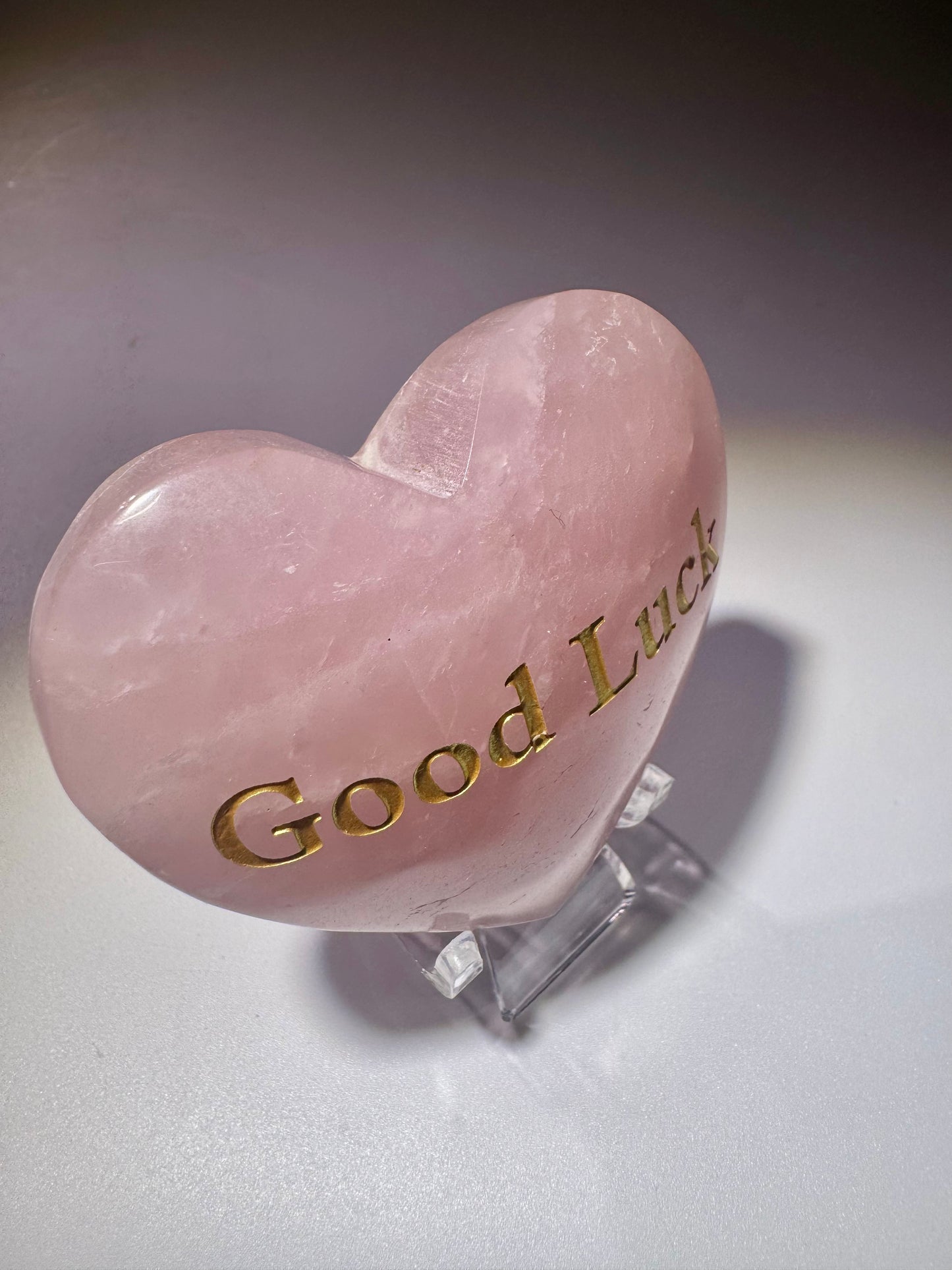 Graviertes Rosenquarz-Herz 6,3 cm mit Goldschrift „good luck“ – personalisierbar ab 30 Stück