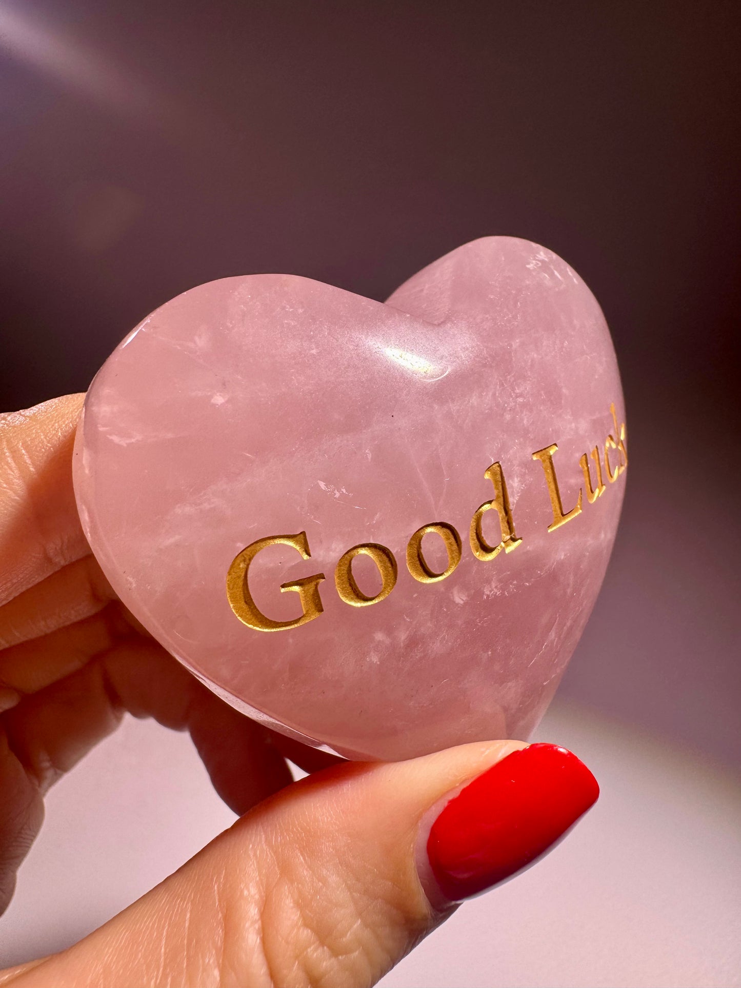Graviertes Rosenquarz-Herz 6,3 cm mit Goldschrift „good luck“ – personalisierbar ab 30 Stück