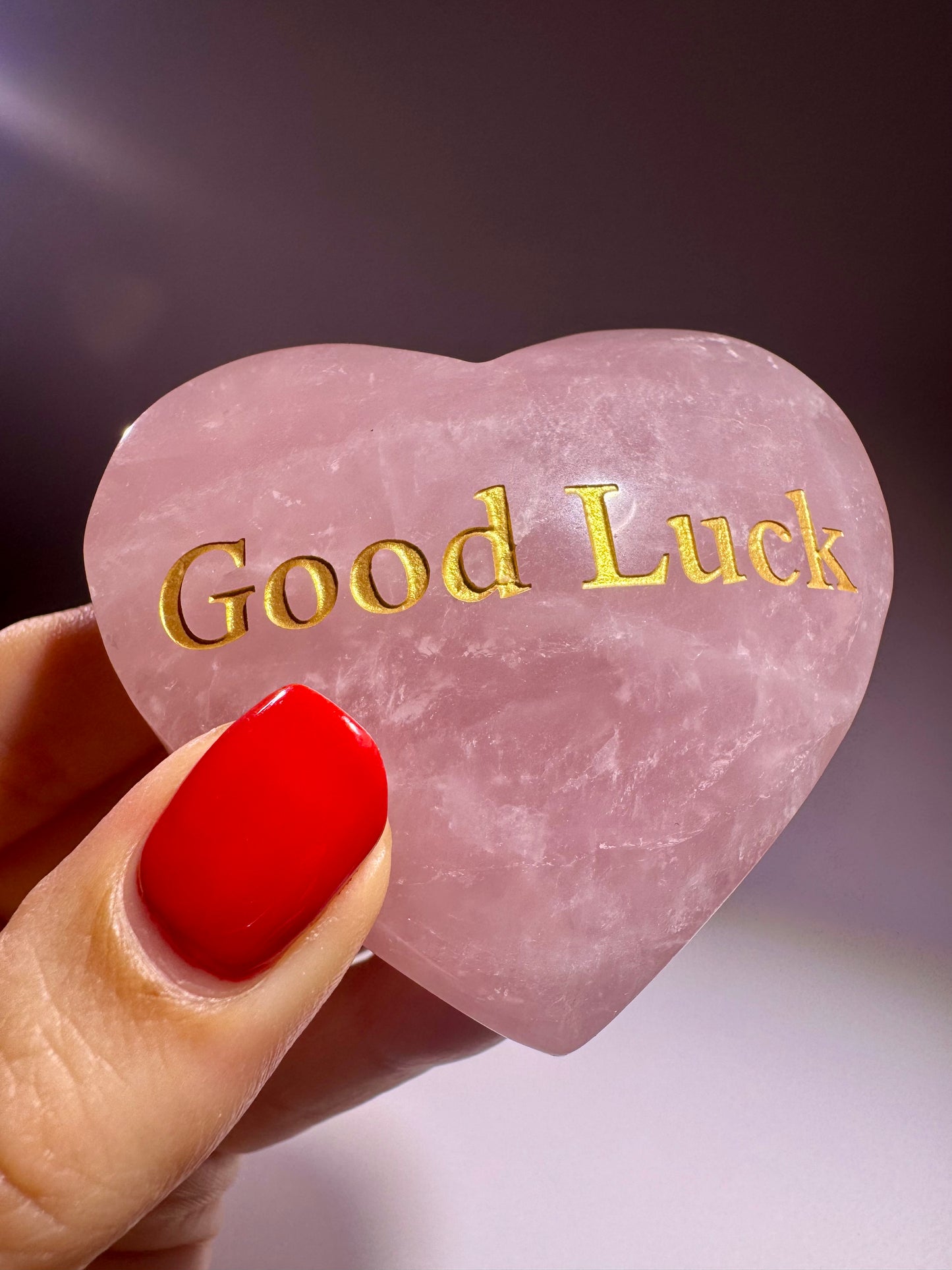 Graviertes Rosenquarz-Herz 6,3 cm mit Goldschrift „good luck“ – personalisierbar ab 30 Stück