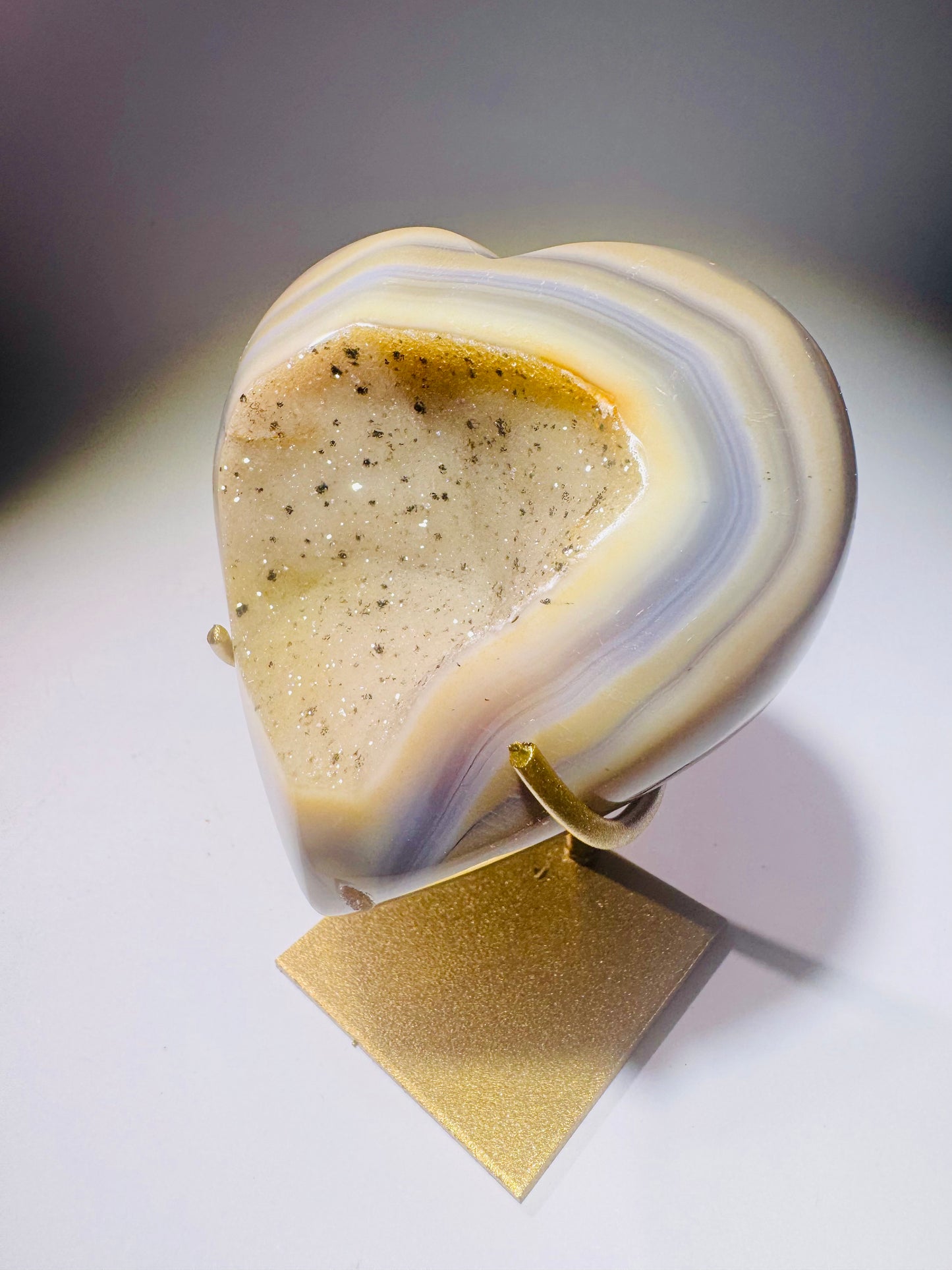 Goldschimmerndes Achat-Herz mit einzigartigem Banding – 8,5 cm & 376 g aus Brasilien