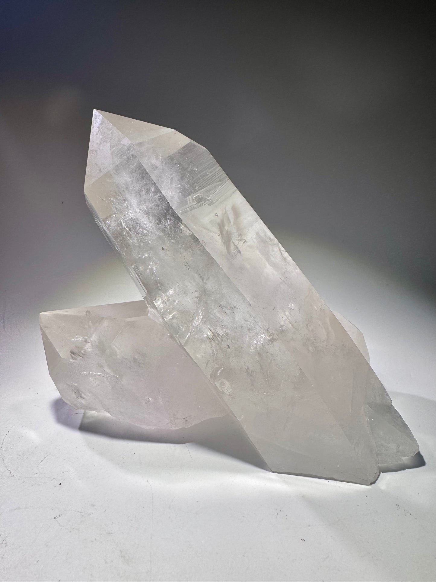 Lemurian Bergkristall-Cluster mit zwei perfekten Spitzen – 13 cm hoch, 14 cm lang, 593 g – Extraklar & unbehandelt aus Brasilien