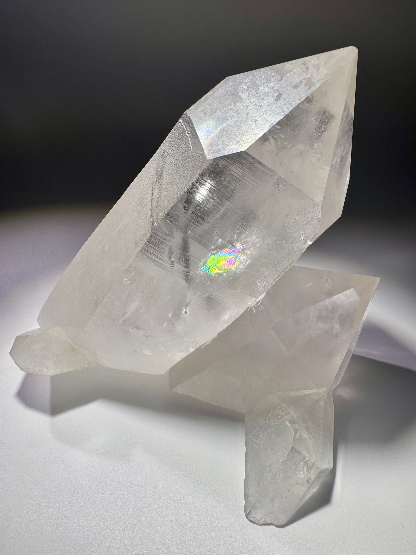 Lemurian Bergkristall-Cluster mit zwei perfekten Spitzen – 13 cm hoch, 14 cm lang, 593 g – Extraklar & unbehandelt aus Brasilien