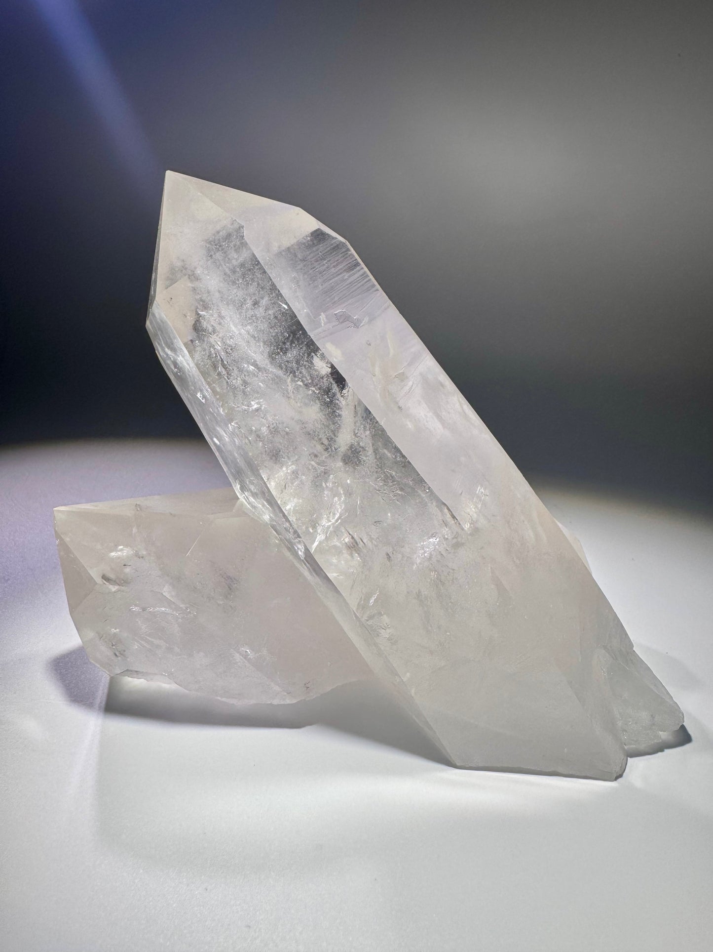 Lemurian Bergkristall-Cluster mit zwei perfekten Spitzen – 13 cm hoch, 14 cm lang, 593 g – Extraklar & unbehandelt aus Brasilien