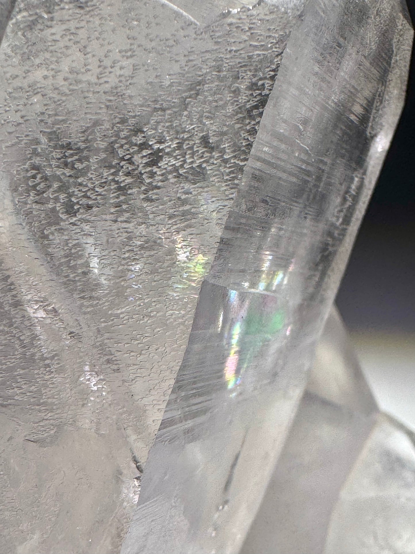 Lemurian Bergkristall-Cluster mit zwei perfekten Spitzen – 13 cm hoch, 14 cm lang, 593 g – Extraklar & unbehandelt aus Brasilien