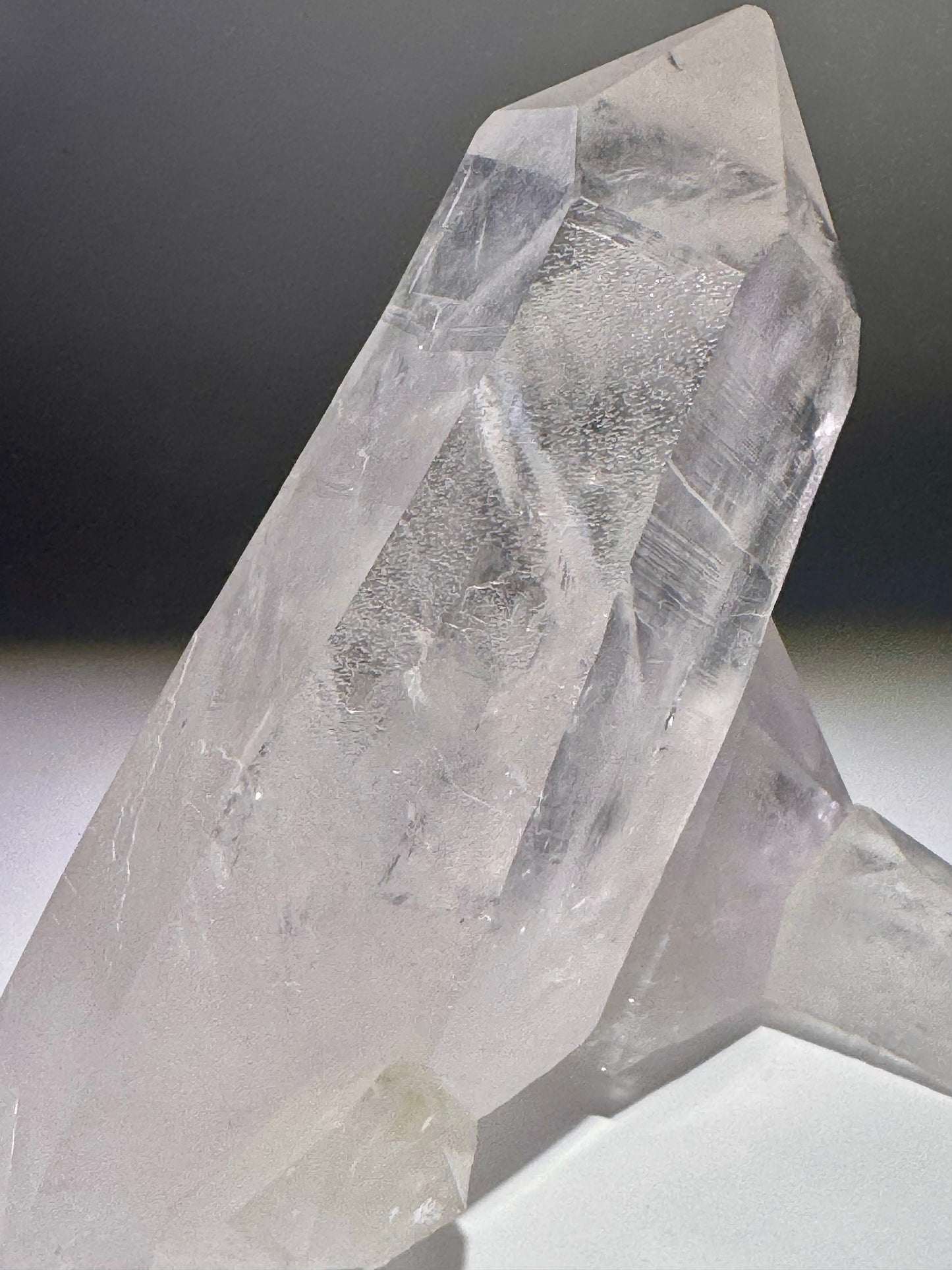 Lemurian Bergkristall-Cluster mit zwei perfekten Spitzen – 13 cm hoch, 14 cm lang, 593 g – Extraklar & unbehandelt aus Brasilien