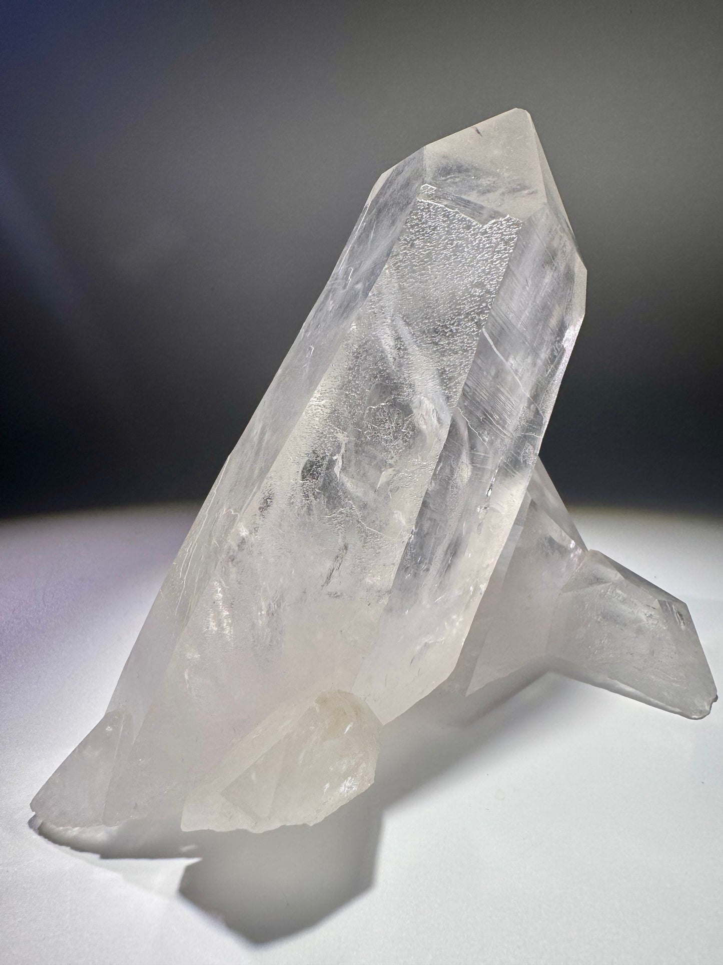 Lemurian Bergkristall-Cluster mit zwei perfekten Spitzen – 13 cm hoch, 14 cm lang, 593 g – Extraklar & unbehandelt aus Brasilien